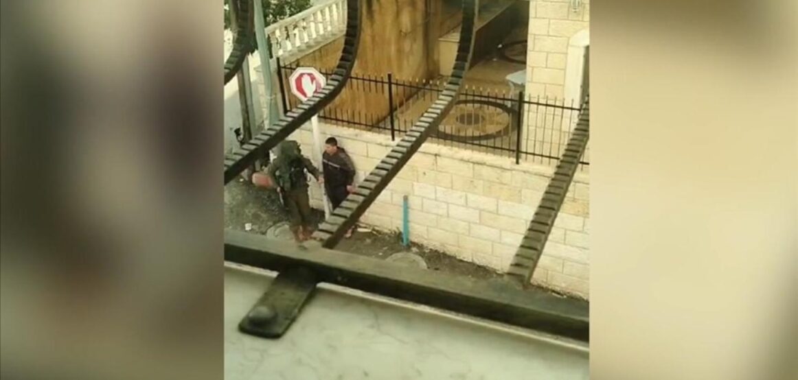 Publikohen pamje ku ushtarët izraelitë godasin një fëmijë palestinez në Bregun Perëndimor