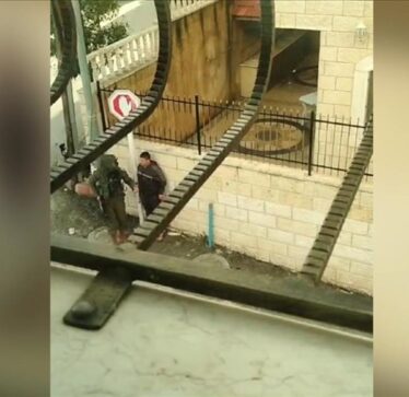 Publikohen pamje ku ushtarët izraelitë godasin një fëmijë palestinez në Bregun Perëndimor