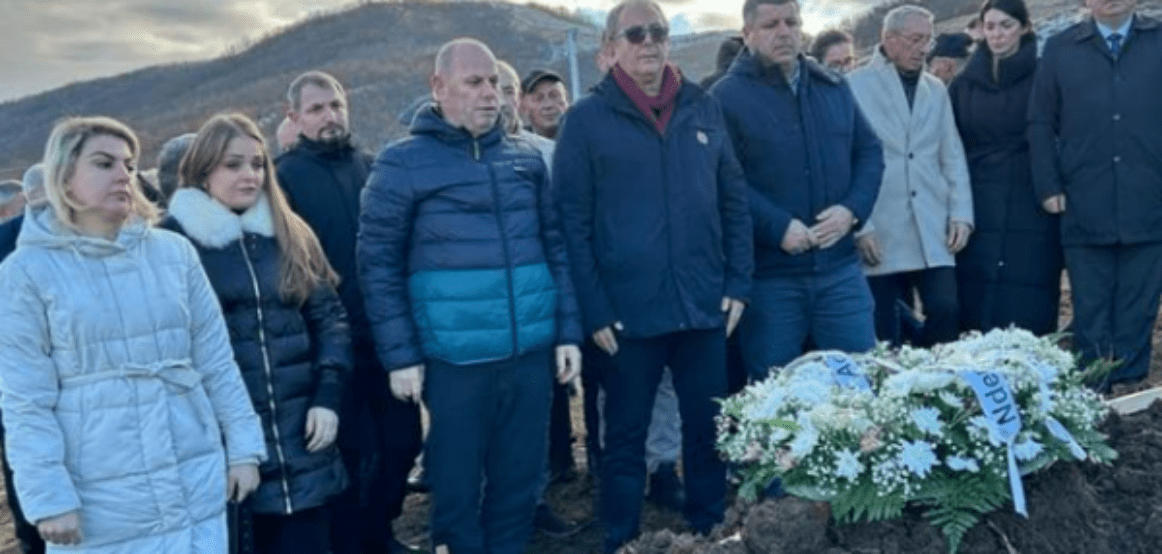Varroset shkrimtari Adem Gashi