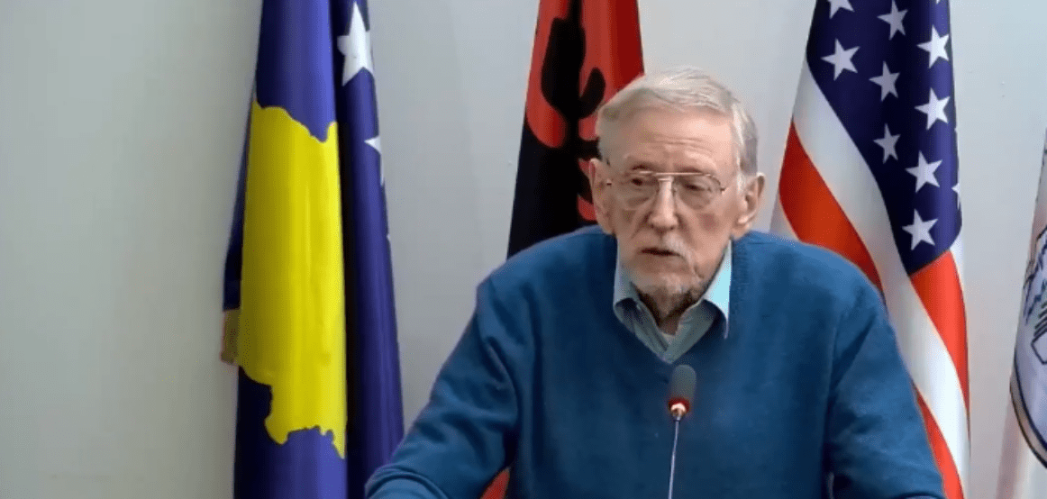 Ambasadori William Walker pasi u shpall qytetar nderi i Vitisë: Më pëlqen me ardhë në Kosovë