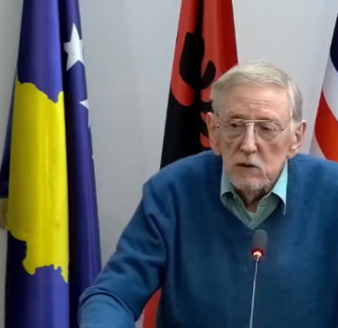 Ambasadori William Walker pasi u shpall qytetar nderi i Vitisë: Më pëlqen me ardhë në Kosovë