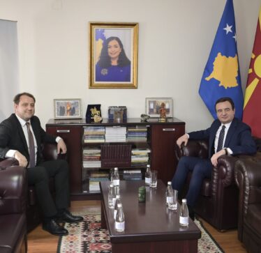 Kurti vizitoi ambasadën e Kosovës në Shkup, me Qehajën folën për nivelin e bashkëpunimit me Maqedoninë e Veriut