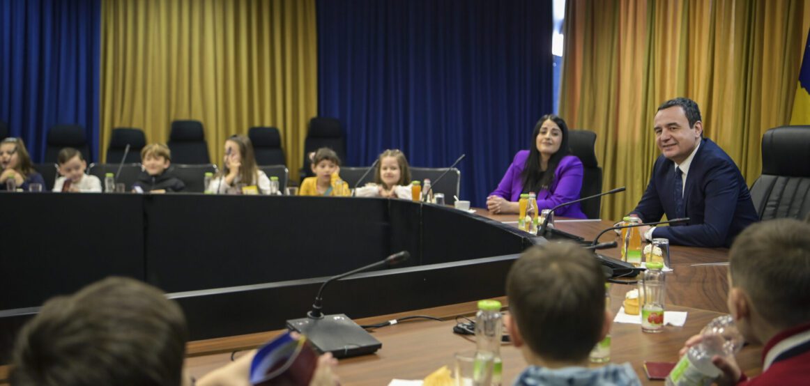 Nxënësit e një shkolle fillore në Prishtinë vizitojnë Qeverinë e Kosovës, pyesin Kurtin “si ndihet në pozitën e kryeministrit”