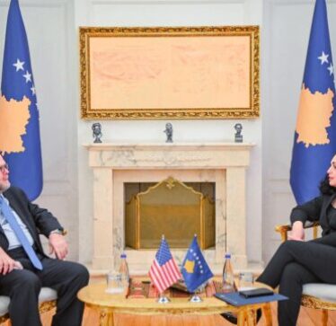 Osmani pret në takim Hovenierin, thotë se kanë folur rreth propozimeve për çështjen e dinarit