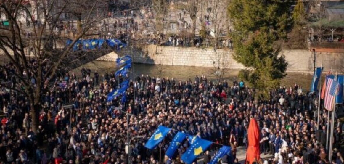 Abdixhiku ndan fotografi nga tubimi në Pejë, ku sot u përurua shtatorja e Ibrahim Rugovës