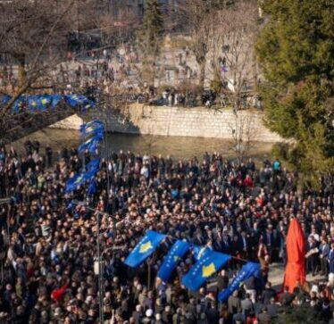 Abdixhiku ndan fotografi nga tubimi në Pejë, ku sot u përurua shtatorja e Ibrahim Rugovës