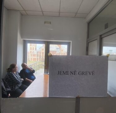 Edhe punëtorët e Fakultetit të Edukimit në grevë, kërkojnë pagë 405 euro “që me mujt me jetu”