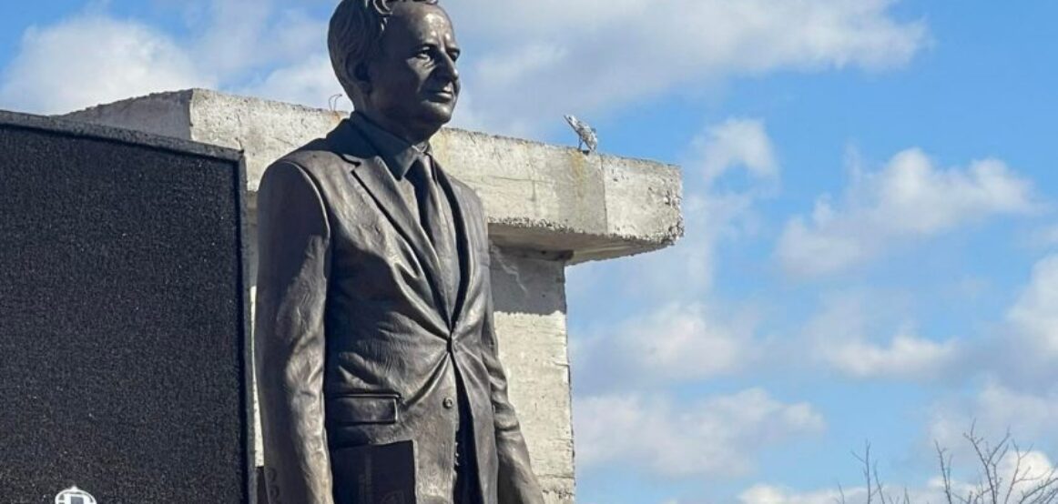Selmanaj për shtatoren e Kurtit: Për së gjalli të ndërtohet busti, diku ka rrëshqitur ky vend