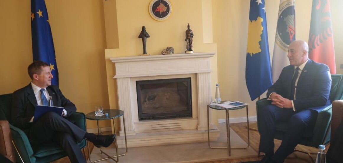 Haradinaj takon shefin e zyrës së BE-së, i kërkon largimin e sanksioneve nga ana e BE-së ndaj Kosovës