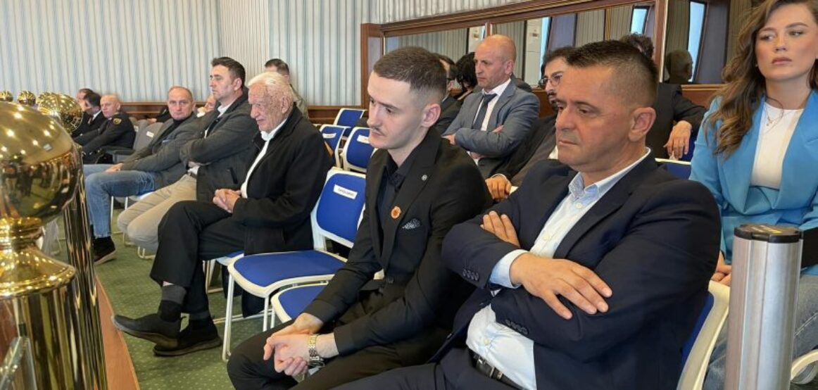 Djali i heroit Afrim Bunjaku, një nga mysafirët në seancën solemne në Kuvend