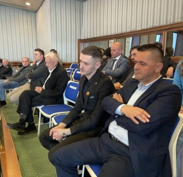 Djali i heroit Afrim Bunjaku, një nga mysafirët në seancën solemne në Kuvend