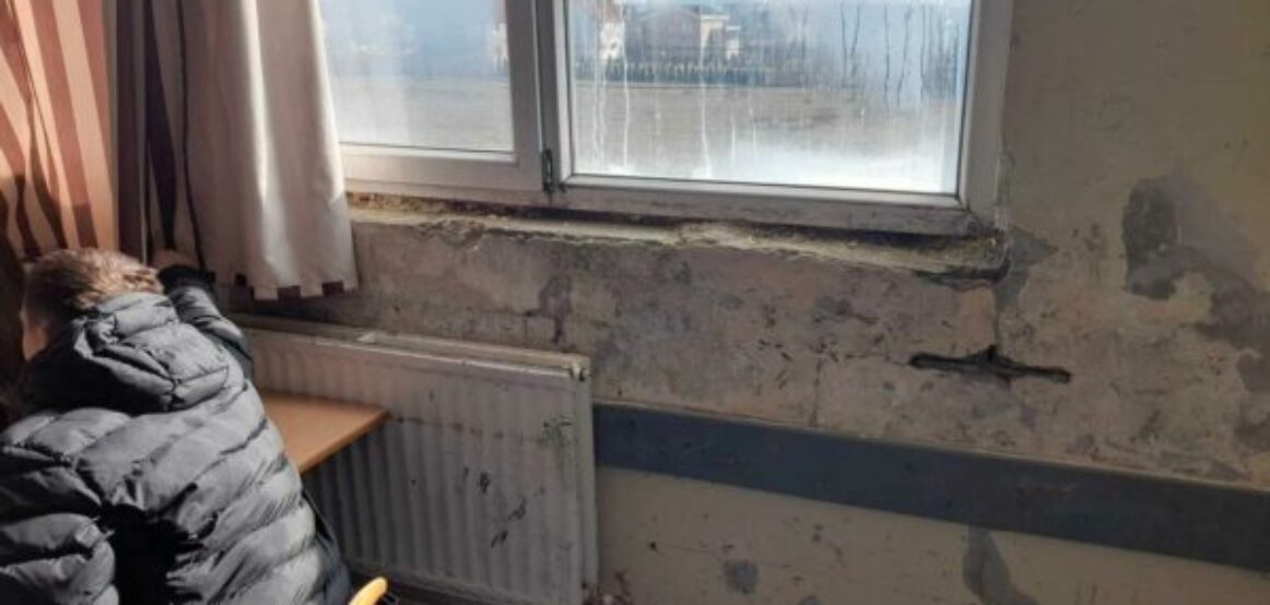 Visar Azemi i kërkon kryetarit të Ferizajt reagim urgjent: Shkolla “Rizah Matoshi” duket si gërmadhë