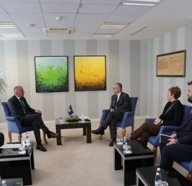 Bislimi takon deputetin Kamberi, e quan të papranueshëm refuzimin e punësimit të 40 punëtorëve shëndetësorë si shkak i etnisë