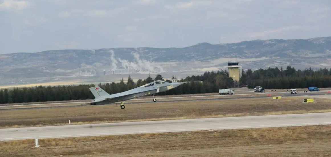 Avioni luftarak kombëtar i Türkiyes KAAN realizoi fluturimin e tij të parë