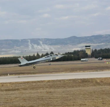 Avioni luftarak kombëtar i Türkiyes KAAN realizoi fluturimin e tij të parë