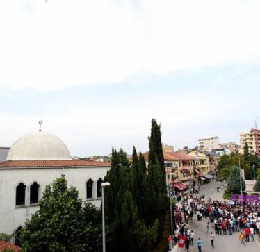 Konflikt në fshatin Dajkoc të Kamenicës: Imam sulmohet fizikisht pas mosmarrëveshjeje, një person arrestohet