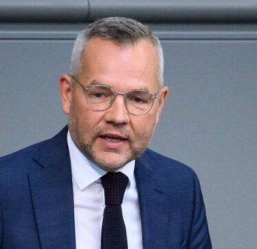 Deputeti gjerman për dinarin: Disa mund të bezdisen por edhe në Gjermani paguajmë me euro, jo dollarë ose funta