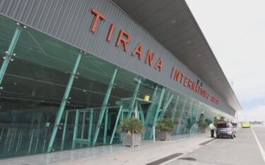 Aeroporti i Tiranës prin me pasagjerë në të gjithë rajonin