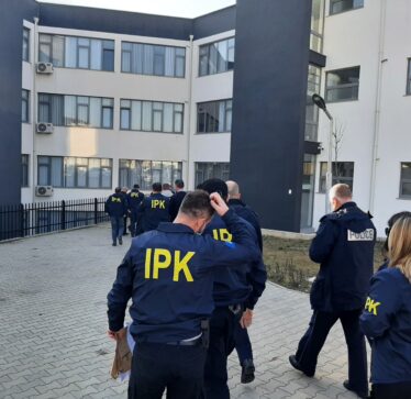 Pas arrestimit të zyrtarit policor në Gjakovë, IPK arreston të dyshuarin për dhënie ryshfeti mbi 1 mijë euro