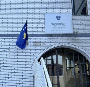 Vendoset tabela me stemën e Republikës së Kosovës në Zubin Potok