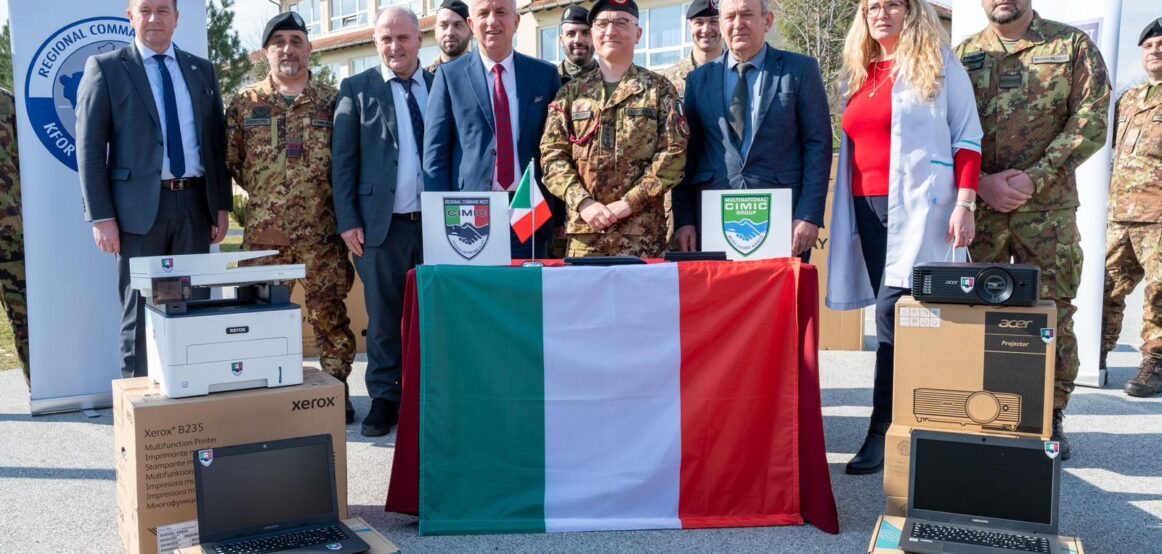 KFOR-i i dhuron pajisje kompjuterike shkollës publike të Suharekës