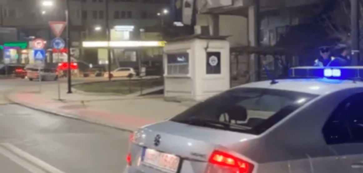 Rrahje masive në Lipjan, pas saj njëri i godet dy persona me veturë te stacioni i Policisë, një polic shtiu me armë