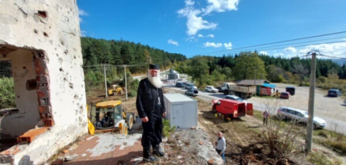 Provim në Srebrenicë: Murgu serb po e ndërton një kishë ortodokse në fshatin boshnjak, afër memorialit të një dëshmori