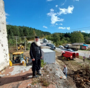 Provim në Srebrenicë: Murgu serb po e ndërton një kishë ortodokse në fshatin boshnjak, afër memorialit të një dëshmori