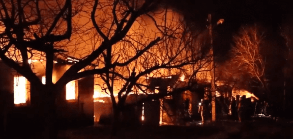 Rusët bombardojnë shtëpitë e ukrainasve – digjen për së gjalli pesë anëtarë të një familje, mesin e tyre edhe tre fëmijë