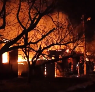 Rusët bombardojnë shtëpitë e ukrainasve – digjen për së gjalli pesë anëtarë të një familje, mesin e tyre edhe tre fëmijë