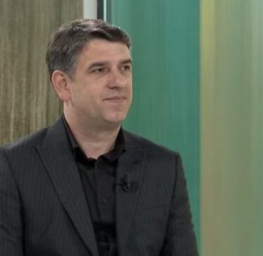 Maloku: Qeveria Kurti ka pas të drejtë për vendimin e dinarit dhe targave