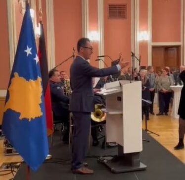 “Rroftë Pavarësia e Kosovës”, ministri gjerman Ozdemir uron në shqip në pritjen e organizuar nga Ambasada e Kosovës në Gjermani