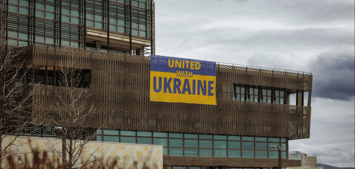 Flamuri ukrainas vendoset në objektin e ambasadës amerikane, Hovenier: Ne nuk mund dhe nuk do të pranojmë agresionin e Rusisë