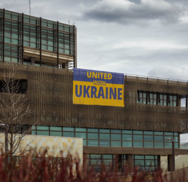 Flamuri ukrainas vendoset në objektin e ambasadës amerikane, Hovenier: Ne nuk mund dhe nuk do të pranojmë agresionin e Rusisë