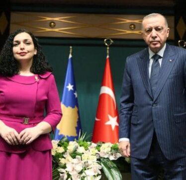 Erdogani e uron Kosovën për 16-vjetorin e Pavarësisë, e konfirmon pjesëmarrjen e Osmanit në Forumin Diplomatik të Antalisë