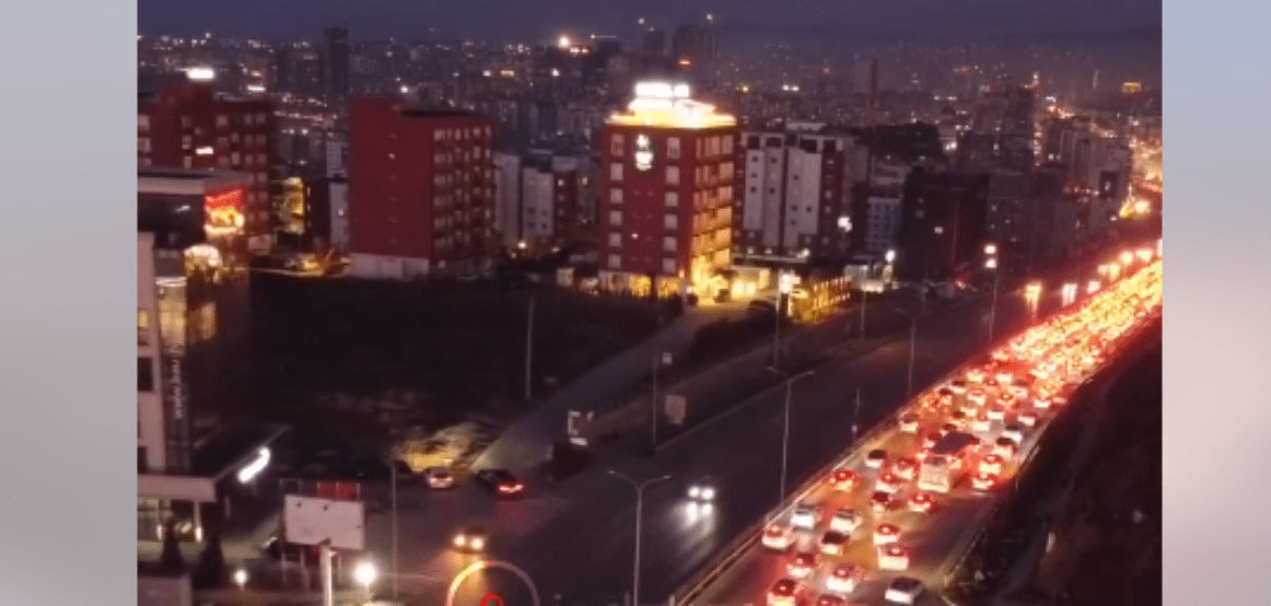 Çfarë po ndodhë? Kolonë e pafundme e veturave në teposhtëzen e Veternikut