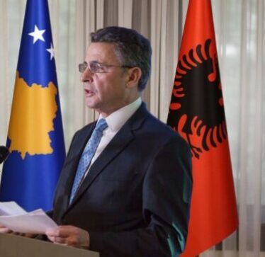 Ambasadori Durmishi shpërndanë deklaratën ku kryediplomati shqiptar i kërkon Kosovës koordinim me aleatët