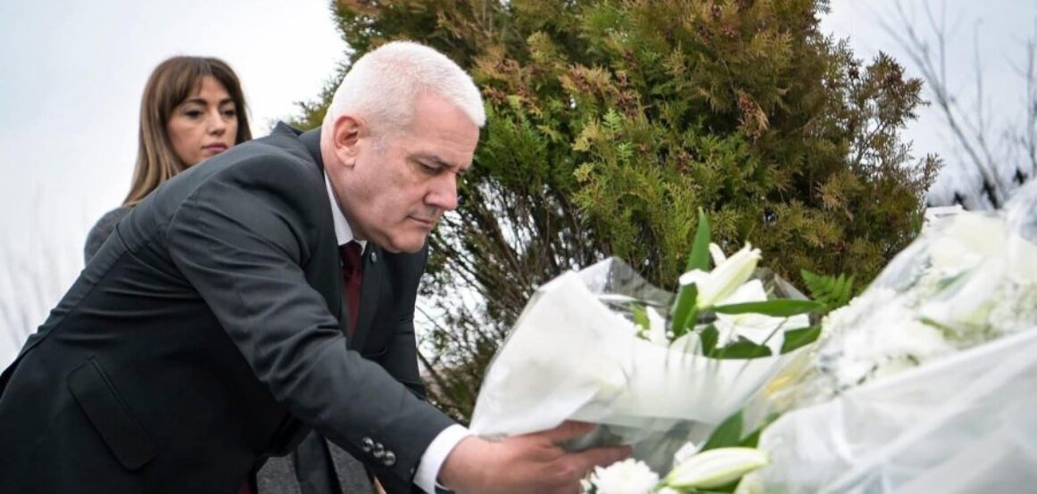 Sveçla përkujton Balajn e Xheladinin: Sakrifica e tyre, motivimi ynë për t’i shërbyer vendit