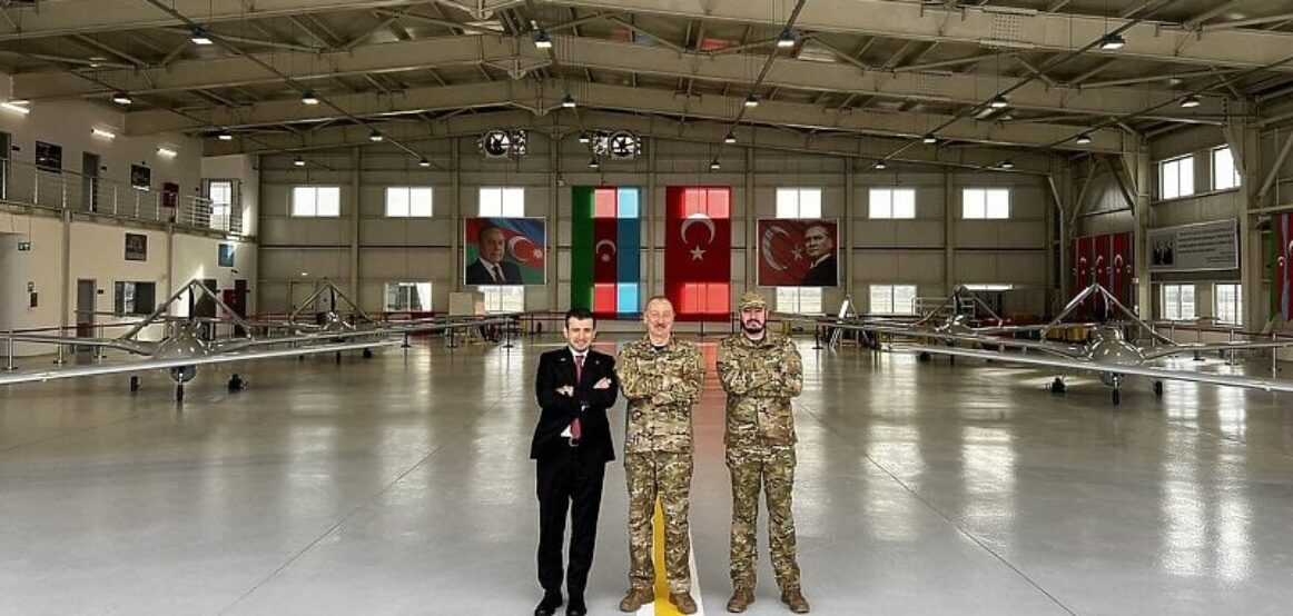Baykar, kompania ushtarake turke, hap një hangar të ri për dronët pa pilot në Azerbajxhan në prani të presidentit Aliyev