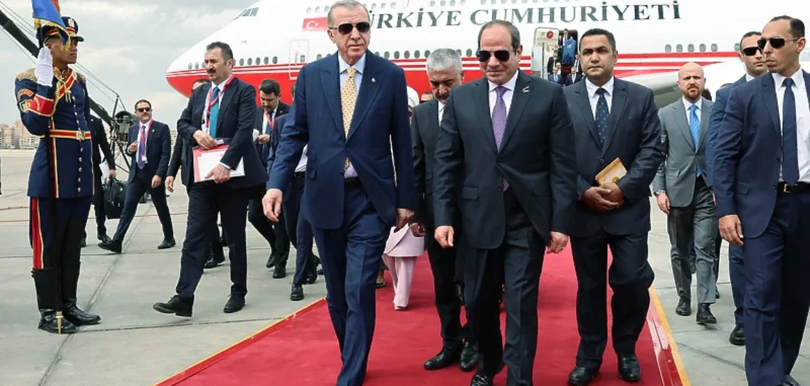 Pas 12 vitesh dhe marrëdhëniesh të tensionuara, Erdogan mbërriti në Egjipt: Sisi priti në aeroport