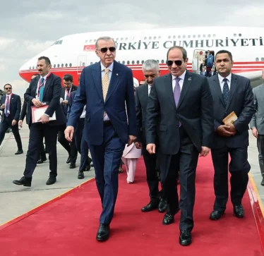 Pas 12 vitesh dhe marrëdhëniesh të tensionuara, Erdogan mbërriti në Egjipt: Sisi priti në aeroport