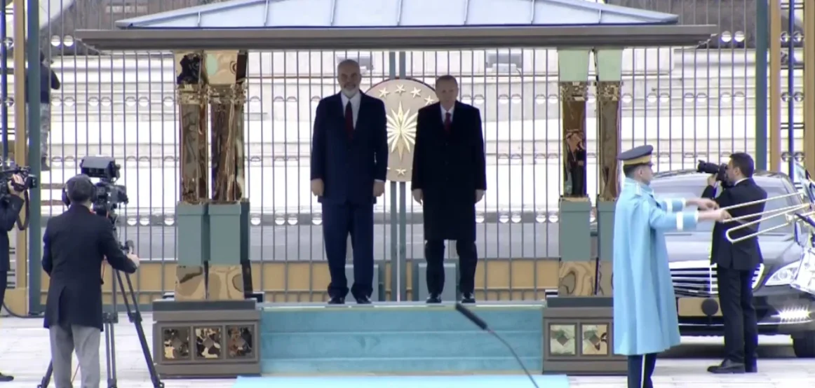 Vizita në Ankara/ Rama pritet me ceremoni zyrtare nga Erdogan, shoqërohet nga disa ministra! Nis takimi mes tyre