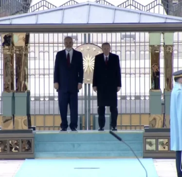 Vizita në Ankara/ Rama pritet me ceremoni zyrtare nga Erdogan, shoqërohet nga disa ministra! Nis takimi mes tyre