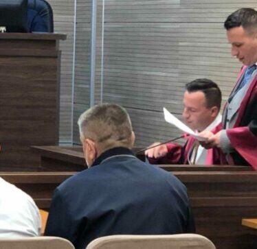 Avokatët e shoferit që e goditi me veturë burrin e Shkurte Fejzës: E bëri pa qëllim, ia konfiskuan telefonin në mënyrë joligjore