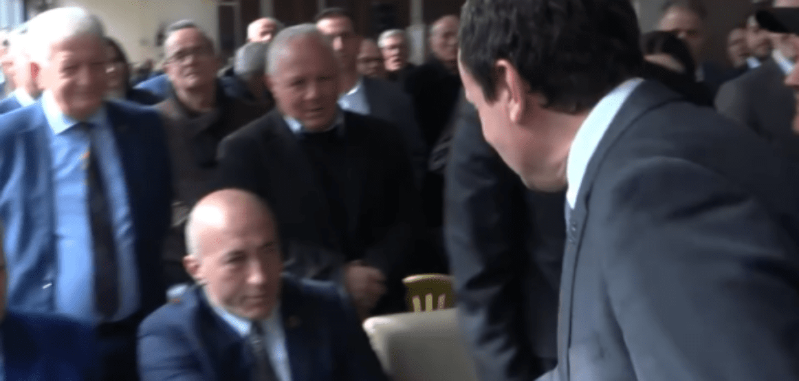 Haradinaj as nuk çohet në këmbë – pamjet kur Kryetari i AAK’së e përshëndet ftohtë Kurtin
