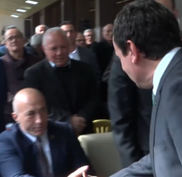 Haradinaj as nuk çohet në këmbë – pamjet kur Kryetari i AAK’së e përshëndet ftohtë Kurtin