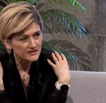 Mimoza Kusari: Rrogën e parë e kam marr duke qepur jelekë dhe veshje tradicionale me ari në Gjakovë
