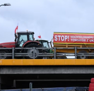 Fermerët polakë bllokojnë kufirin me Ukrainën për shkak të mospajtimeve për grurin