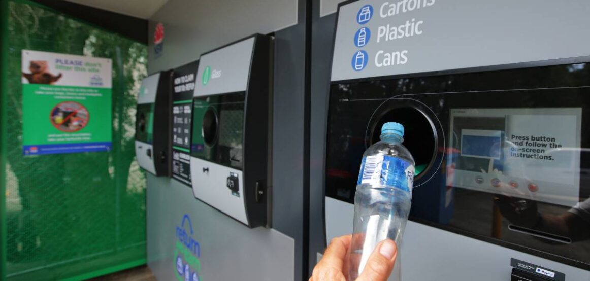 Sistemi i shumëpritur i Rimbursimit të Depozitave po vjen edhe në Kosovë – tani do të paguheni për shishet e plastikes, qelqit dhe kanaçet
