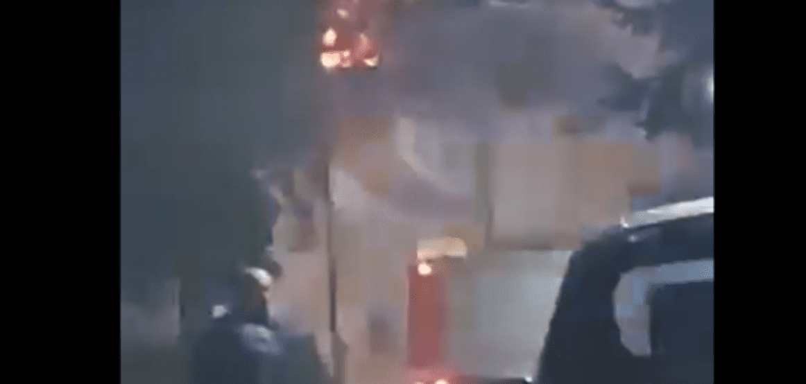 Shtëpia e pleqëve u përfshi nga zjarri, Policia thotë se s’ka të lënduar